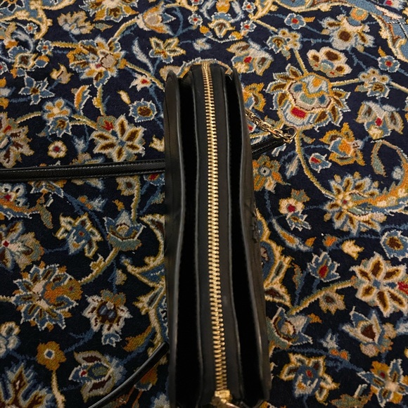 Tory Burch pebbled patent leather crossbody bag - Picture 8 of 9